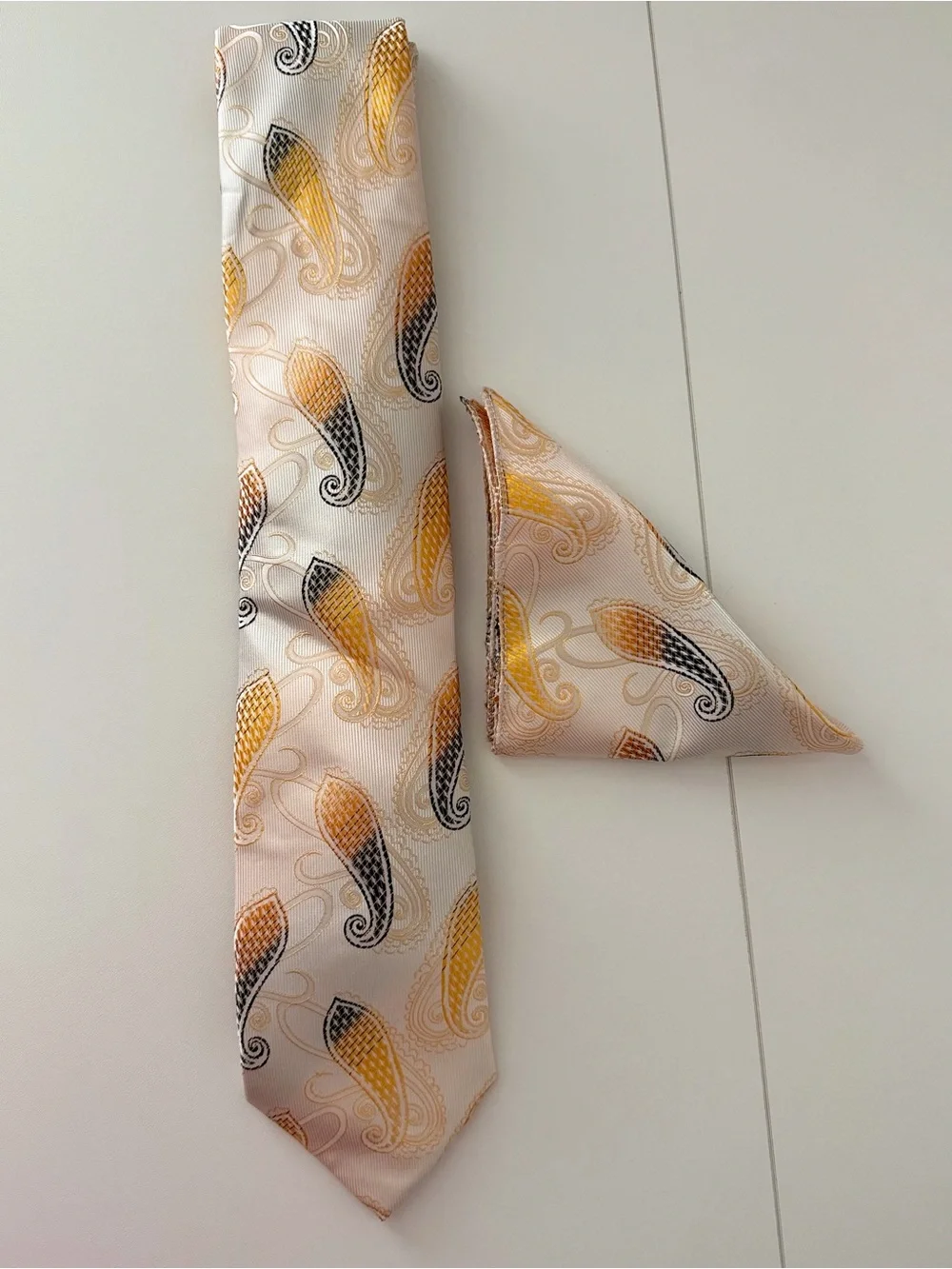 Bruno Conte Silk Tie & Pocket Square Set Ivory Gold Black Paisley Made in China